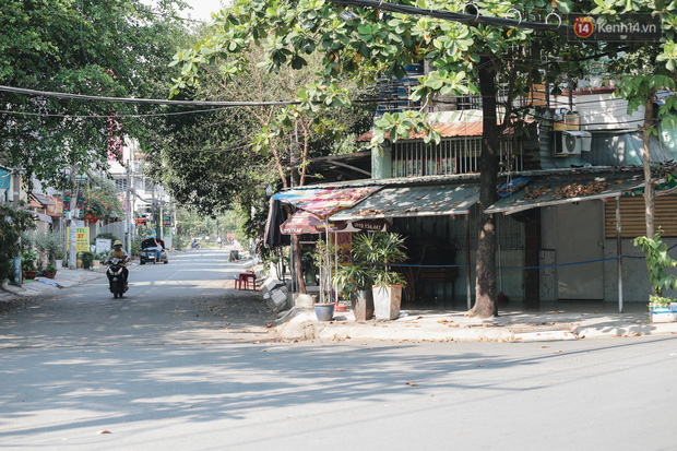 Sau khi phong toả chung cư Felix Homes, hàng quán gần đó cũng được lệnh tạm ngưng phục vụ khách tại chỗ, chỉ bán mang đi