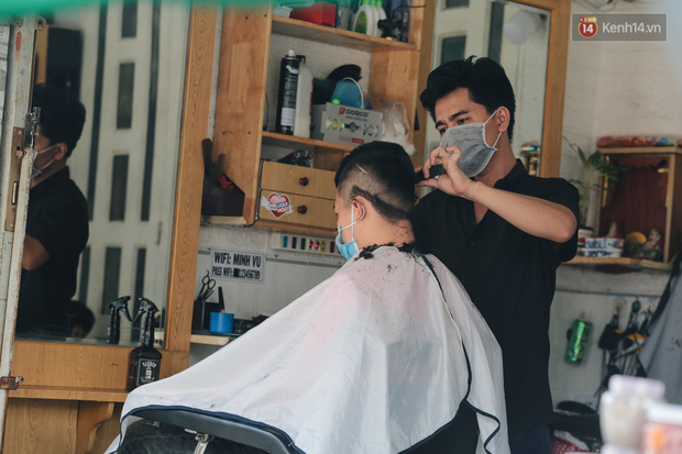 Quán cắt tóc gần đó cũng ít khách dù dịp cận Tết