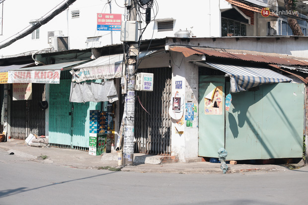 Hàng quán tạp hoá gần trường cũng đóng cửa, nghỉ bán
