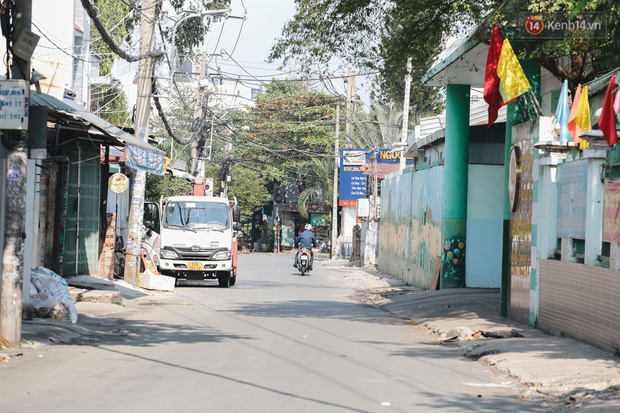 Quanh con hẻm trường mầm non Hoa Phượng Đỏ (quận Gò Vấp) cũng vắng người đi lại