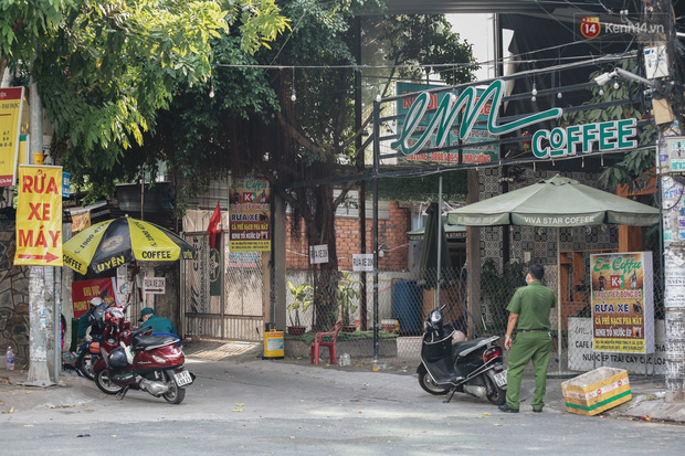 Khu vực hẻm 90 Nguyễn rần Phúc Chu bị phong toả nghiêm, hàng quán gần đó cũng đã ngưng hoạt động