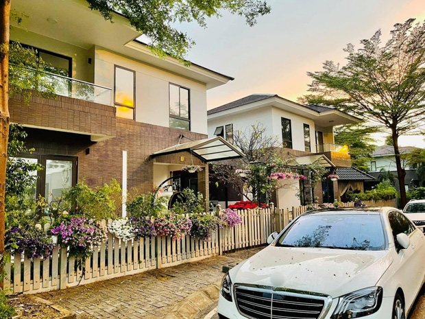 Cánh cổng phủ đầy hoa, nhìn đã thấy không khí Xuân ngập tràn