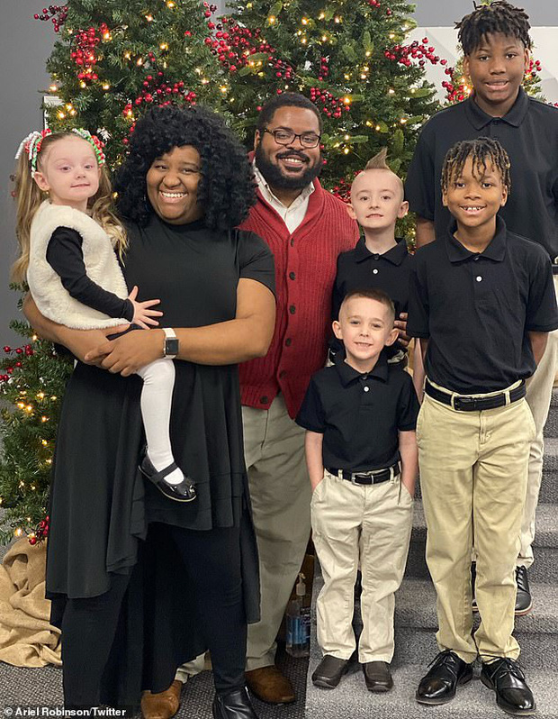 Gia đình của vợ chồng Ariel sau khi nhận nuôi thêm 3 đứa trẻ.