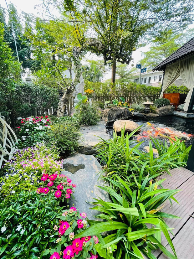 Hồ cá Koi rộng rãi gây ấn tượng