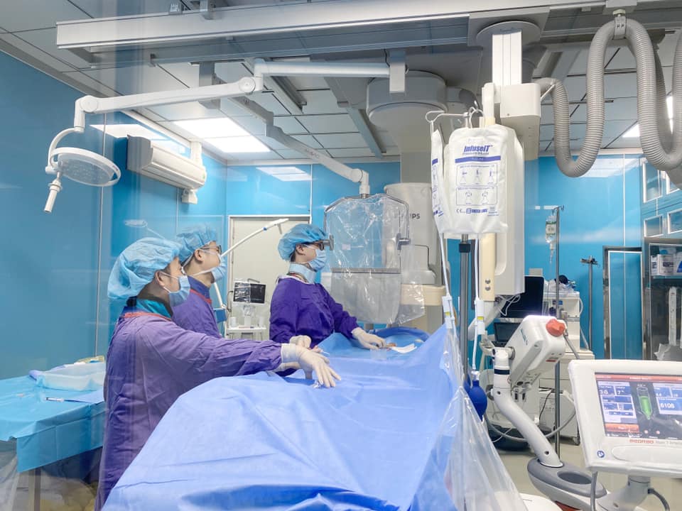 Các bác sĩ tiến hành can thiệp lấy huyết khối qua đường động mạch cho nữ bệnh nhân bị đột quỵ