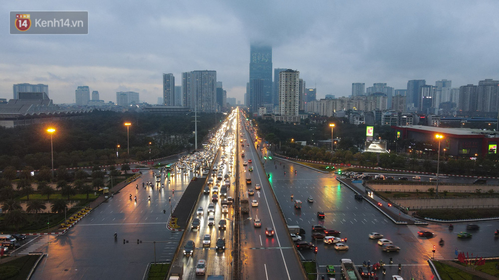 Theo ghi nhận của chúng tôi, tại đường vành đai 3, hàng vạn người dân đổ về quê khiến nhiều đoạn đường bị ùn tắc cục bộ