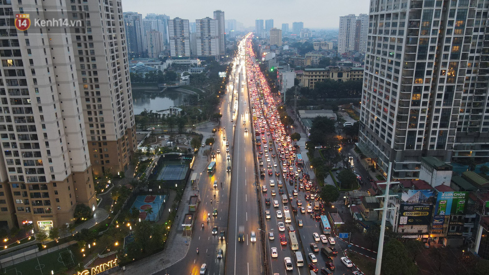 Hôm nay 9/2 (tức 28 tháng Chạp âm lịch) là ngày làm việc cuối cùng trước khi bước vào kỳ nghỉ Tết kéo dài, chính vì vậy, sau buổi làm việc, hàng vạn người dân đổ ra đường về quê