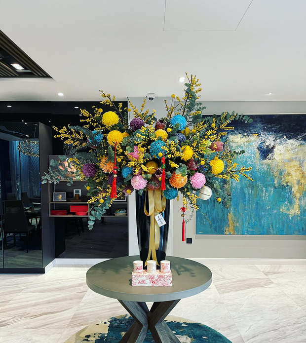 Bình hoa đầy đủ màu sắc được gia chủ ưu tiên đặt giữa nhà để cầu mong 1 năm nhiều thành công rực rỡ