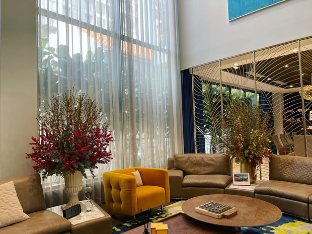 Các loại hoa đặc trưng ngày Tết như: Tuyết mai, lan, cúc,... đều được vợ chồng Đàm Thu Trang tậu về để trang trí phòng đón khách