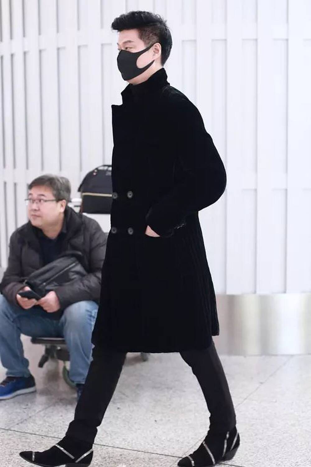 Nhờ chiều cao nổi bật 1m85, vóc dáng cân đối và mái tóc đen tuyền không điểm sợi bạc, nhìn ông chỉ như ngoài 40 chứ không ai ngờ được bố của Phạm Băng Băng đã gần 70 xuân xanh.