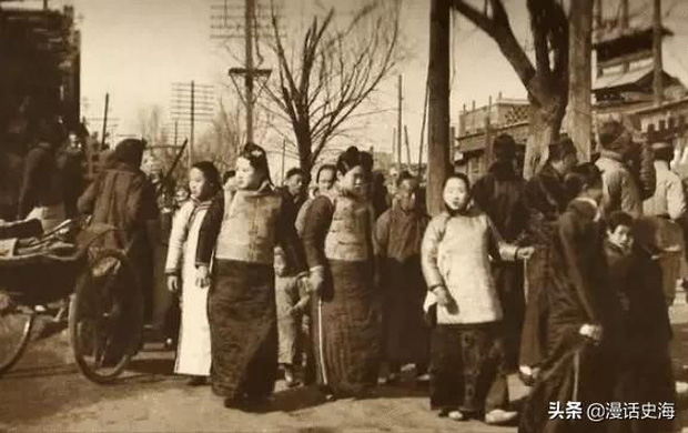 Người dân đi dạo ngày Tết, khắp phố phường lúc nào cũng đông đúc người qua lại