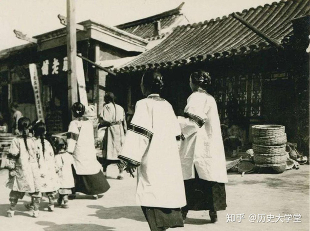 Một số phụ nữ quý tộc bó chân gót sen dắt con trẻ xuống phố mua sắm cho ngày Tết