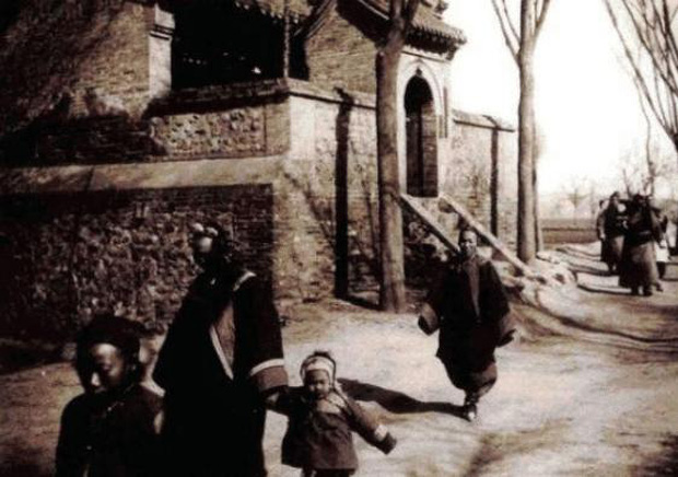 Những người phụ nữ đang dắt con trẻ hướng về gian nhà thờ tổ tiên của gia tộc. Đây là một nét văn hóa đặc biệt của người Trung Quốc từ xa xưa, cúng bái tổ tiên vào dịp năm mới và cầu được phù hộ một năm mưa thuận gió hòa, vạn sự như ý.