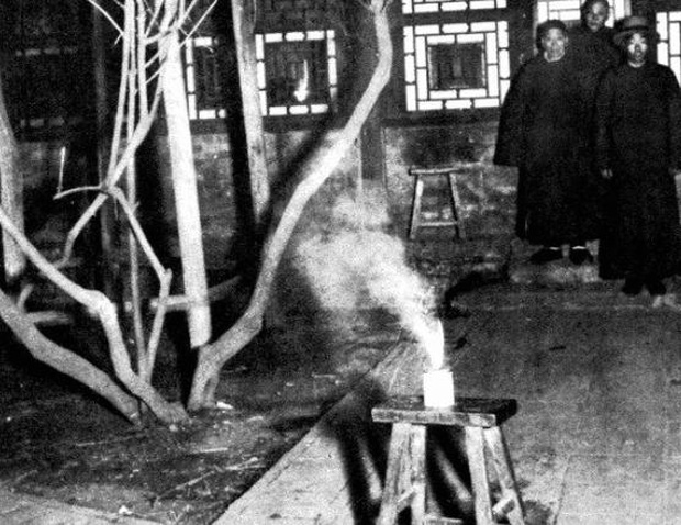 Thứ đang được đặt trên chiếc ghế đẩu chính là thứ mà con người thời xưa thường đốt vào mỗi dịp năm mới: Pháo. Pháo có lịch sử xuất hiện lâu đời, người dân thời nhà Thanh luôn đốt pháo hoa rực rỡ để chào mừng một năm mới đang đến.