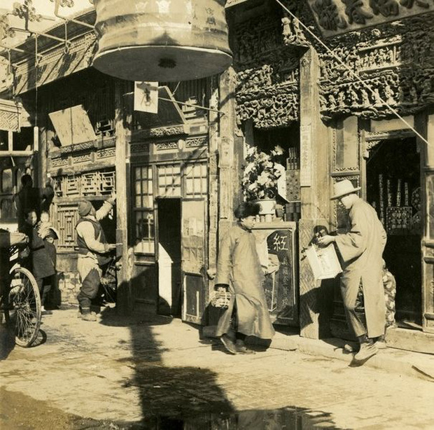 Trong ảnh là một số vị khách đang mua pháo tại một cửa hàng ở Bắc Kinh (Trung Quốc)