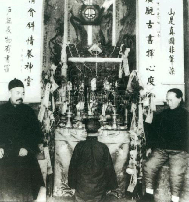 Vào ngày mùng 1 tháng Giêng, trẻ con sẽ phải lạy các bậc trưởng bối trong nhà để chúc Tết. Đây là một nghi thức truyền thống lâu đời ở Trung Quốc.