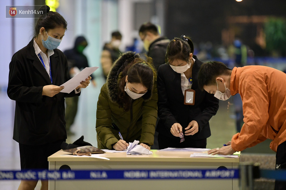 Trong buổi làm việc với Cảng vụ hàng không miền Bắc chiều 8/2, TS. Trần Văn Chung, Phó Giám đốc Sở Y tế Hà Nội nhận định cảng hàng không là nơi có nguy cơ cao do đặc thù tiếp đón nhiều hành khách trong nước cũng như từ nước ngoài về. Ông Chung yêu cầu Cảng vụ hàng không miền Bắc cần tiếp tục rà soát, củng cố công tác tổ chức, phân công người có chuyên môn về công tác phòng chống dịch bệnh vào ban chỉ đạo phòng chống dịch; thường xuyên tổ chức giao ban để đánh giá các hoạt động đã triển khai trong công tác phòng chống dịch