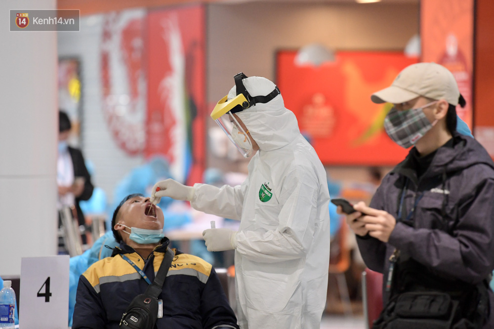 Trước đó, trước diễn biến phức tạp của dịch Covid-19, nhằm bảo đảm an toàn sức khỏe cho hành khách và người lao động trong dịp Tết Nguyên đán, Tổng công ty Cảng hàng không Việt Nam đã chỉ đạo các cảng hàng không trực thuộc chủ động liên hệ và đề nghị các tỉnh, thành phố ưu tiên nơi tuyến đầu phòng, chống dịch, chỉ đạo Trung tâm Kiểm soát bệnh tật (CDC) các địa phương thực hiện lấy mẫu xét nghiệm Covid-19 đối với toàn thể cán bộ, nhân viên đang làm việc tại sân bay