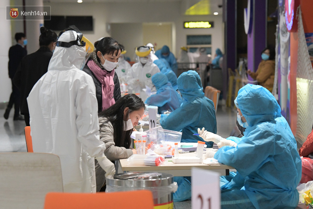 Tính đến 19h tối 9/2 (28 Tết), các nhân viên y tế đã lấy được 7.300 mẫu. Dự kiến sẽ hoàn thành vào nửa đêm hoặc khi các nhân viên sân bay từ quê nhà quay lại Hà Nội để lấy mẫu