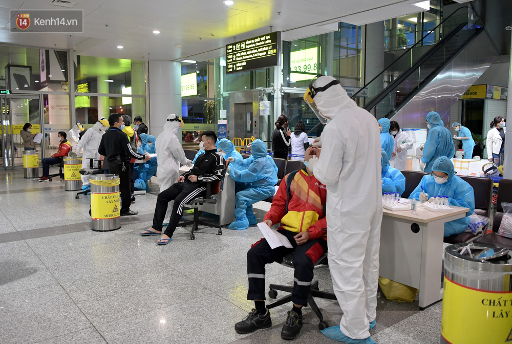 Đối với các cảng vụ hàng không, Cục yêu cầu các cảng vụ thông báo cơ quan kiểm dịch y tế quốc tế (thuộc Trung tâm kiểm soát bệnh tật tỉnh, thành phố) danh sách các thành viên tổ bay và các hành khách nhập cảnh thông qua cảng hàng không để giám sát y tế; triển khai các nội dung trên đến tất cả các hãng hàng không nước ngoài và các cơ quan, đơn vị đang hoạt động tại các cảng hàng không, sân bay