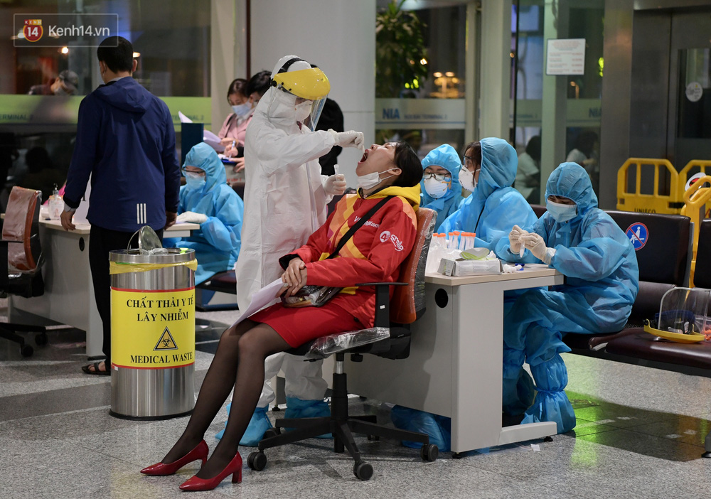 Cục cũng yêu cầu các hãng hàng không thông báo và yêu cầu tất cả hành khách phải tuân thủ nghiêm các quy định về phòng chống dịch trước khi lên tàu bay và trong suốt chuyến bay, đặc biệt đeo khẩu trang trên các chuyến bay; tiếp tục thực hiện nghiêm chỉ đạo của Ban Chỉ đạo Quốc gia phòng chống dịch Covid-19 về biện pháp phòng hộ và tổ chức lưu trú, cách ly y tế đối với phi công và tiếp viên trên các chuyến bay quốc tế