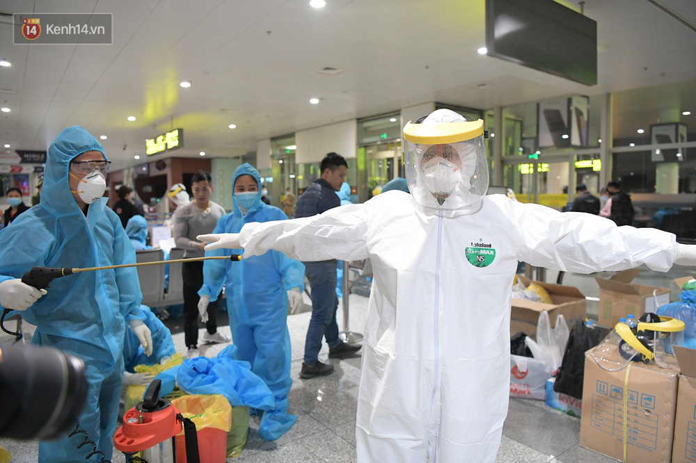 Nhân viên y tế liên tục khử khuẩn trong quá trình lấy mẫu bệnh phẩm