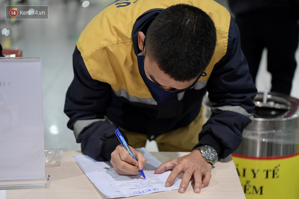 Các cán bộ, công nhân viên tại sân bay Nội Bài làm thủ tục trước khi lấy mẫu