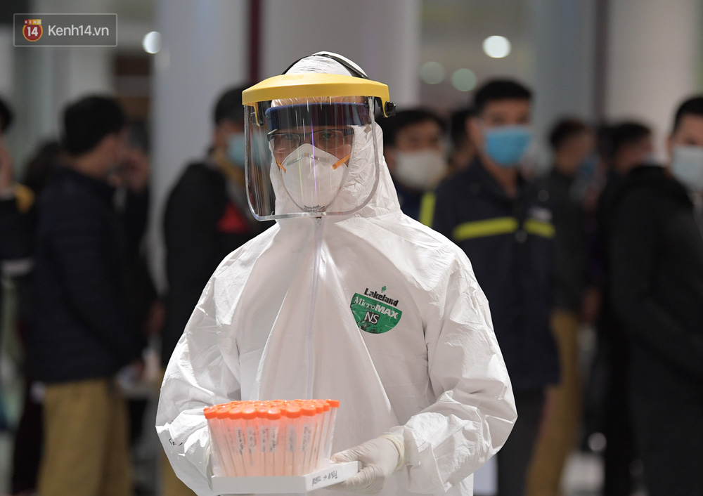 Tính đến chiều 9/2, TP.HCM ghi nhận 32 ca dương tính SARS-CoV-2 đều liên quan đến lây nhiễm ở khâu giám sát hàng hóa tại Tân Sơn Nhất. Cục hàng không đã ngay lập tức yêu cầu các cơ quan, đơn vị ngành hàng không dân dụng nâng mức phòng chống dịch bệnh lên mức cảnh báo cao nhất, đặc biệt là tại cảng hàng không và tại các cơ sở điều hành bay; quán triệt nghiêm túc cho toàn thể cán bộ nhân viên không được chủ quan, mất cảnh giác