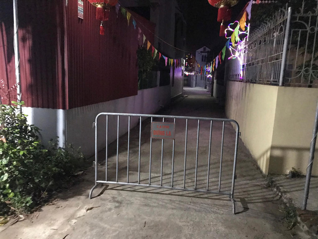 Ngay khi ghi nhận trường hợp nghi nhiễm trên địa bàn, UBND xã Ngọc Sơn đã phong toả tạm thời nơi bà L. sinh sống