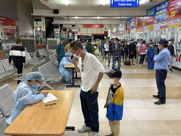 Hai cha con hành kách khai thông tin y tế