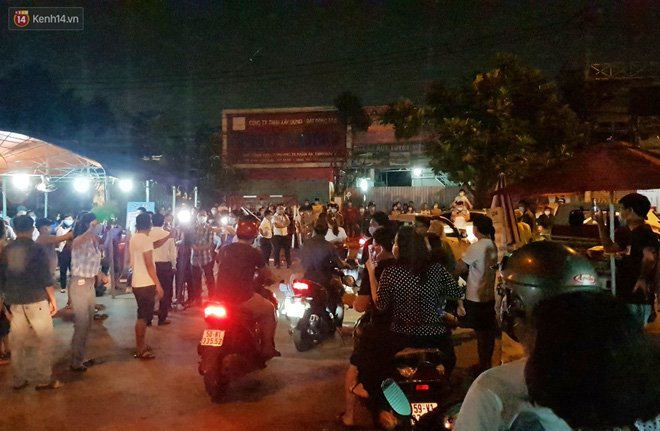 Nhiều người đã ra khỏi chung cư để mừng năm mới, tuy nhiên vẫn nghiêm chỉnh các biện pháp phòng dịch Covid-19