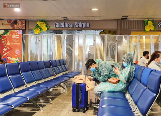 Hai bạn trẻ thậm chí còn mặc cả áo mưa để phòng dịch