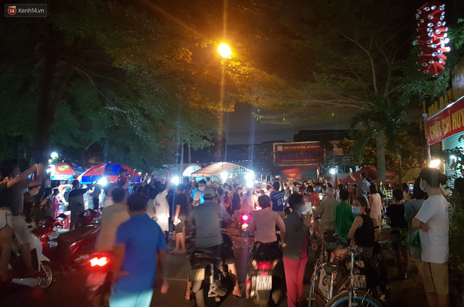 Giây phút vỡ òa của người dân một phần chung cư Ehome 4