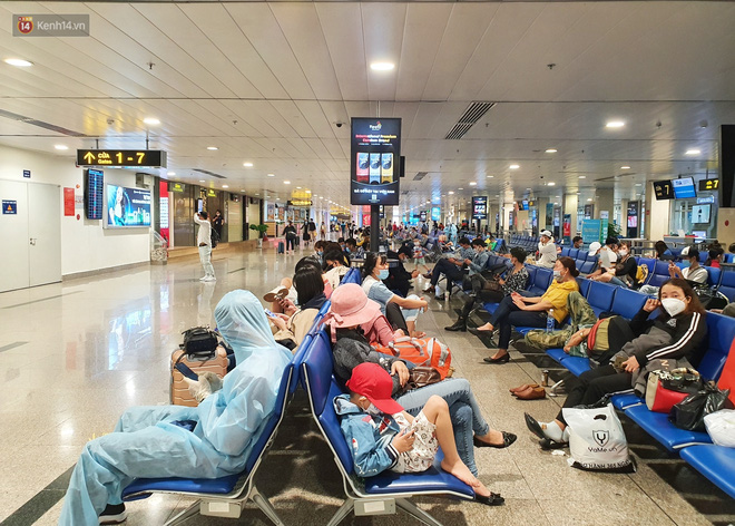 Nhiều người mỏi mệt nằm ngủ trong lúc đợi ra máy bay