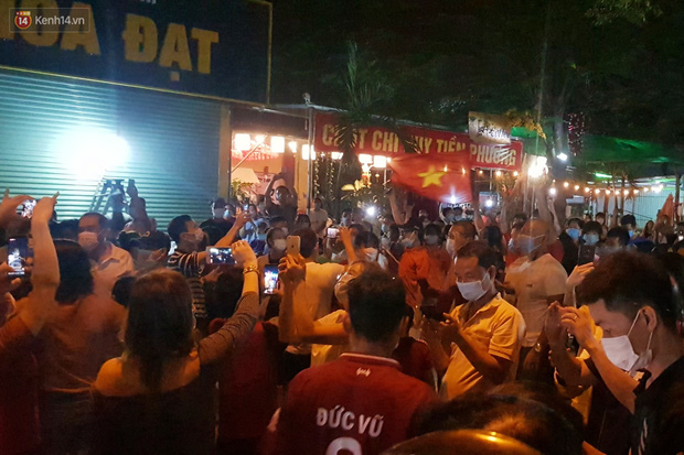 Nhiều người mang lá cờ đỏ sao vàng, kèn loa vỗ tay khi được dỡ bỏ phong tỏa