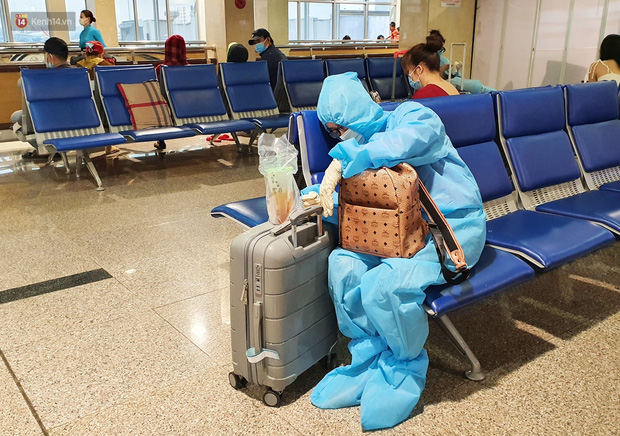 Một hành khách thiếp đi trong lúc chờ ra máy bay