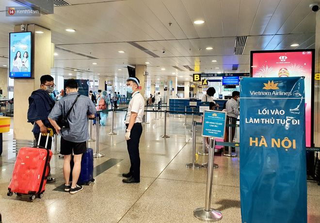 Hành khách được hướng dẫn xếp hàng, di chuyển vào quầy thủ tục