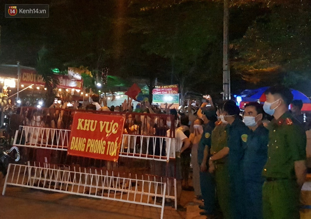 Sau 1 tuần bị cách ly vì 2 ca nhiễm Covid-19 sống tại Khu C2 của chung cư Ehome 4, gàn 1.000 hộ dân đã được dỡ bỏ phong tỏa