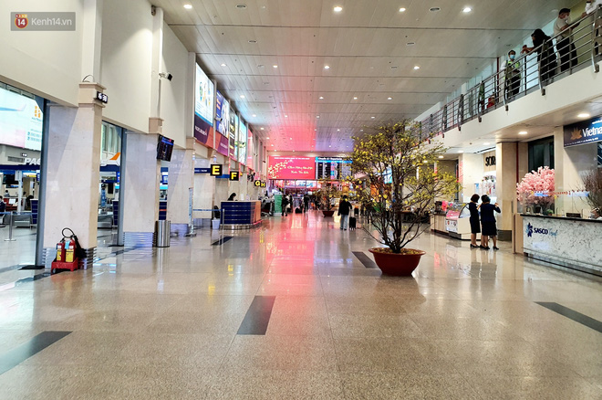 Cảnh vắng vẻ của sân bay chiều 30 Tết