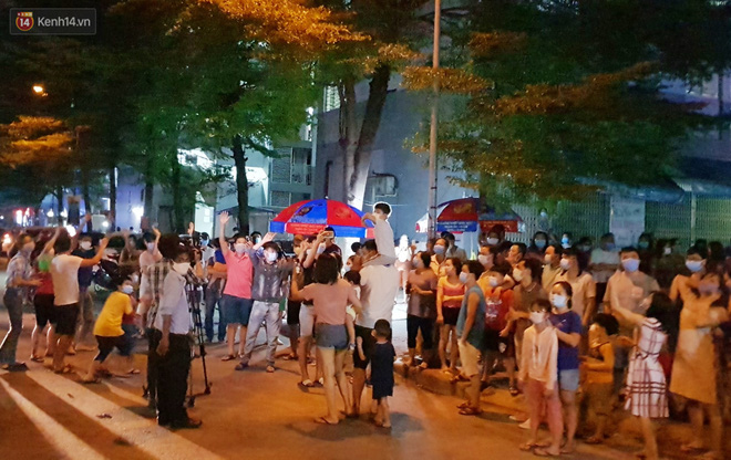 Đại diện cơ quan chức năng đọc lệnh dỡ phong tỏa