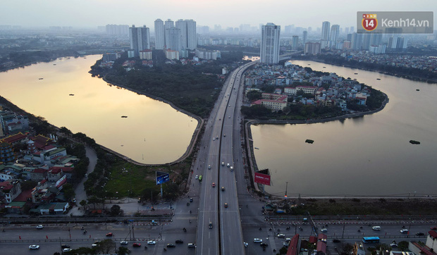 Tuyến đường Giải Phóng phía dưới cũng vắng người qua lại