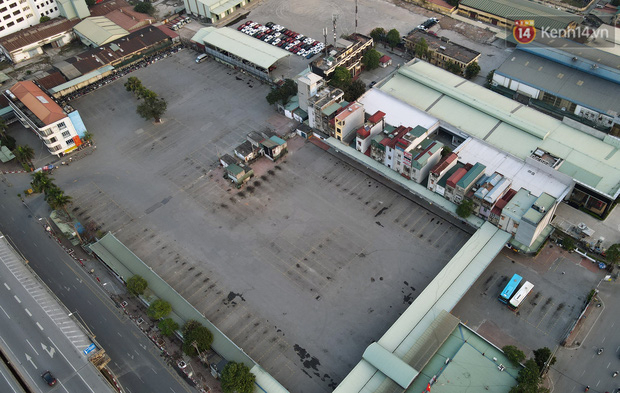 Bến xe Nước Ngầm không 1 bóng xe khách, chỉ có 2 chiếc xe buýt chạy tuyến đỗ ở đây