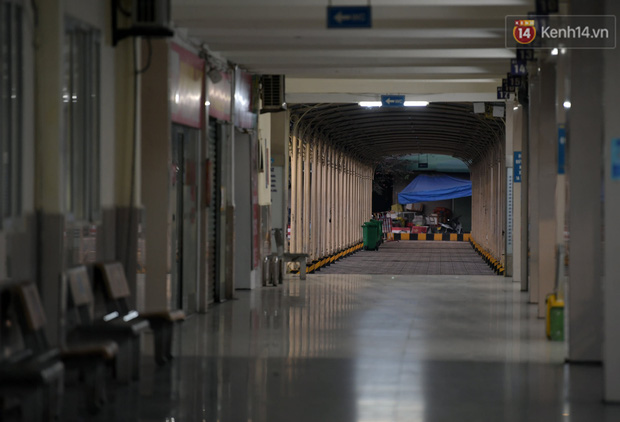 Khung cảnh vắng vẻ ngoài hành lang ra sân đỗ bến xe