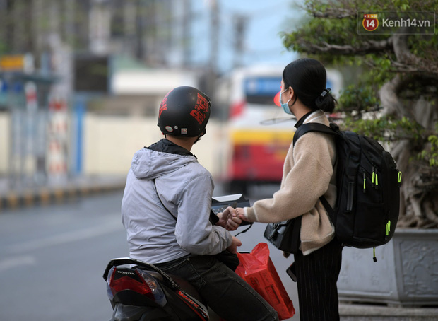 Cặp đôi đèo nhau tới bến xe Giáp Bát để bạn gái lên chuyến xe cuối cùng về quê ăn tết