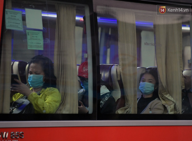 Cô gái đã yên vị trên xe và chờ xe chuyển bánh. So với mọi năm, chuyến xe cuối cùng hôm nay vắng hơn, theo nhiều nhân viên bến xe cho biết: lượng khách năm nay về quê giảm mạnh, nhất là các xe tuyến miền trung và miền nam. Có xe rời bến lúc chiều vào Đà Nẵng chỉ với 1 hành khách