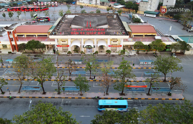 Khung cảnh vắng vẻ cả bên trong và bên ngoài bến xe Giáp Bát, chiếc xe khách vội vã rời bến mà không có người