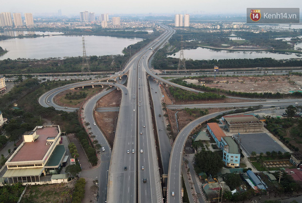 Phía đầu cao tốc Pháp Vân đìu hiu, mọi năm khu vực này nhiều xe dù vẫn từ từ chạy để đón khách không kịp giờ ra bến