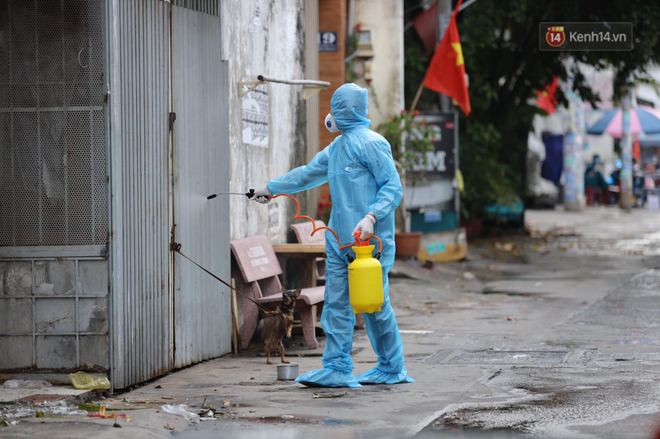 Lực lượng y tế phun thuốc khử trùng ở mọi nơi