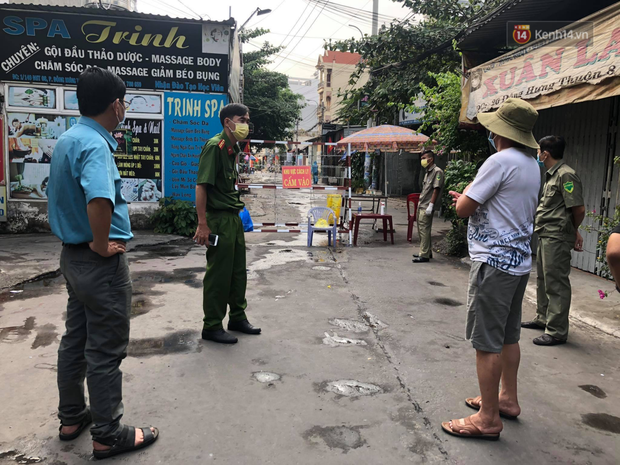 Một số người dân ở vùng khác đến để khai báo (đã tiếp xúc với những người trong khu cách ly những ngày trước) sau khi biết tin