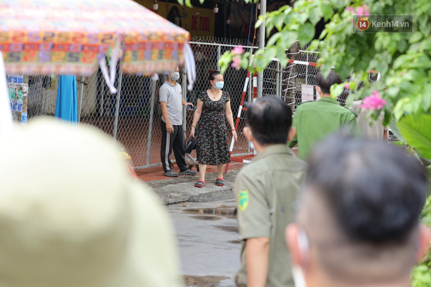 Trước khi khu đường bị phong toả, có trường hợp 1 người dân chỉ 30 phút nữa nữa sẽ về quê nhưng đã ở lại chấp hành cách ly